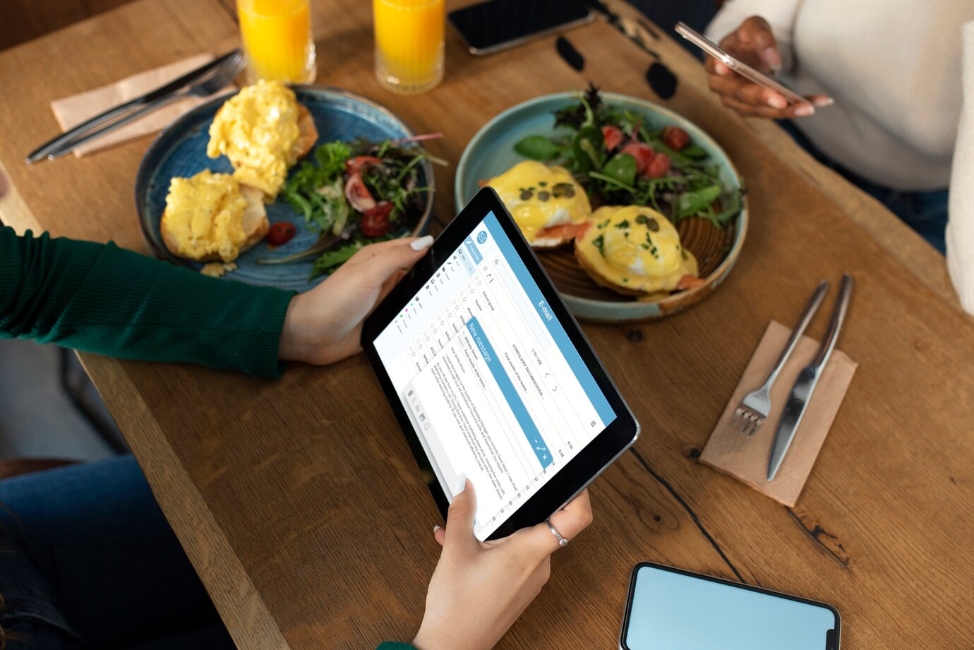 Un cliente en su mesa con una tablet escribiendo valoraciones del local en el que está. Testimonios de clientes.